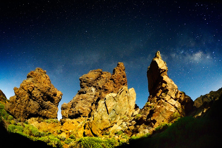 夜晚的天空，与银河在泰德口，特内里费岛，西班牙