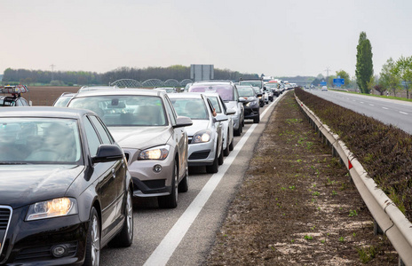 由于道路工程布拉格和布尔诺之间的公路交通堵塞。