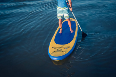 站起来的球拍板男子 paddleboarding