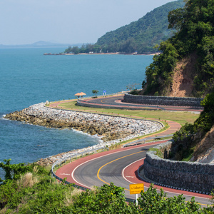 尖竹汶府在海边的曲折的道路