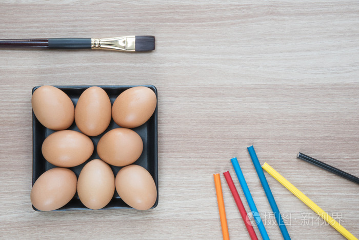 在黑色的板,用画笔和颜色的铅笔的王八蛋