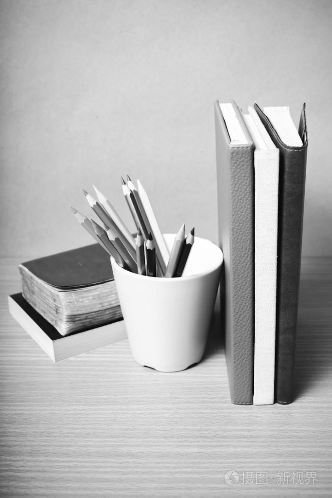 书和彩色铅笔黑色和白色颜色色调风格