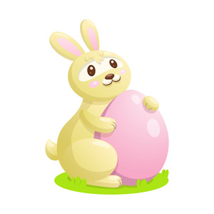 复活节兔子与鸡蛋矢量图。复活节兔子坐在草地上，拿着一个鸡蛋