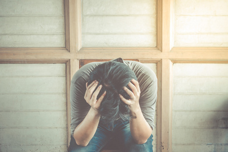 焦虑不安的人,在椅子上,复古风格照片