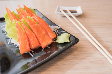 芥末酱油蟹肉棒与芥末和酱油对表日本食品照片