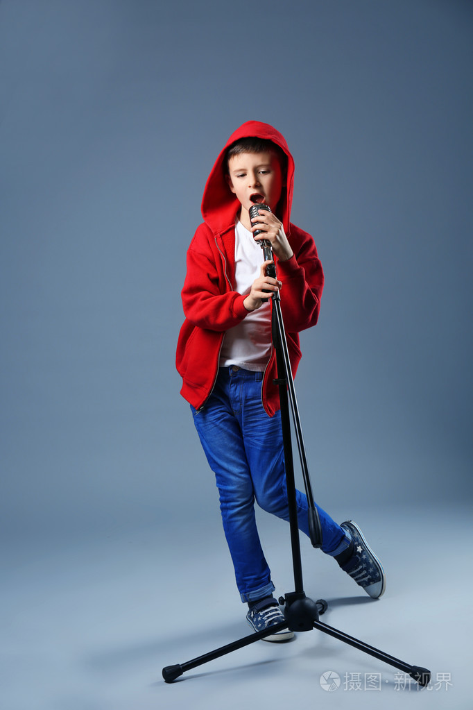 小男孩用麦克风唱歌