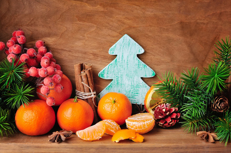 橘子和冷杉枝具圣诞装饰品木制背景