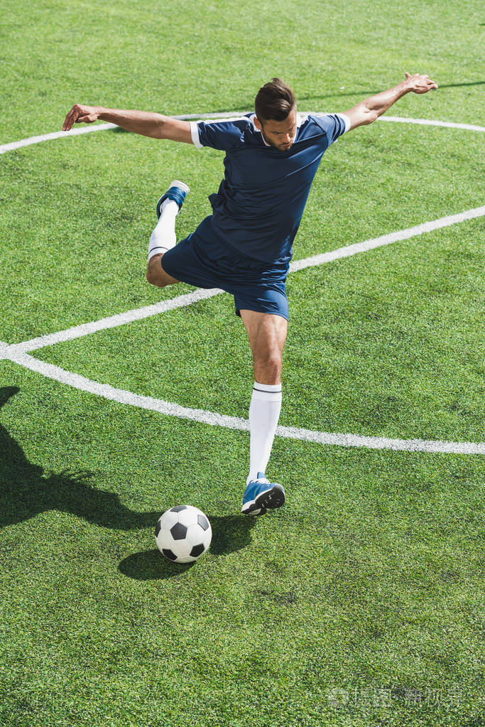 足球球员与球照片-正版商用图片0e5a8c-摄图新视界