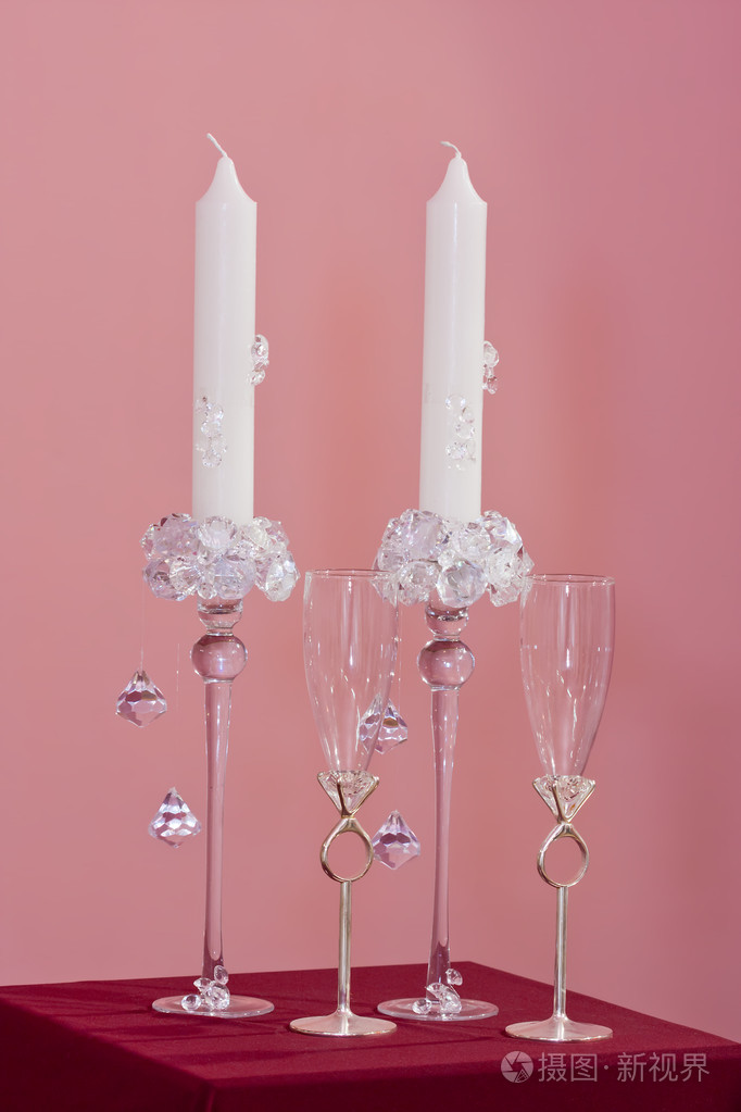 两个婚礼蜡烛带两个眼镜