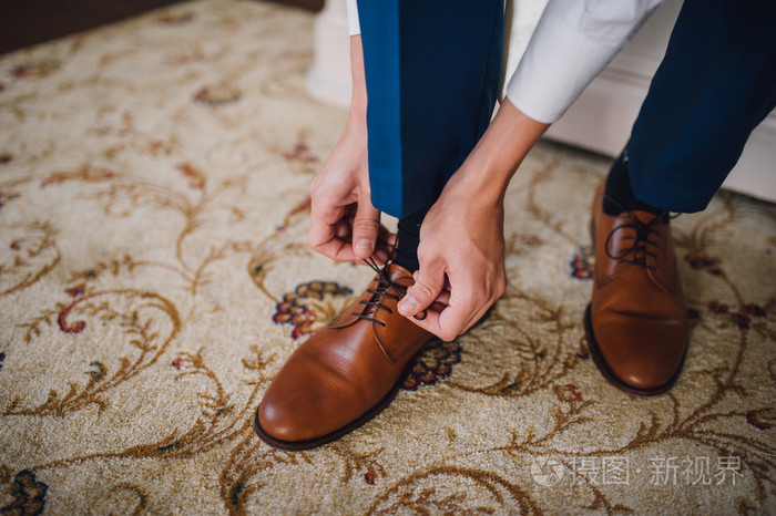 男性手绑鞋带裁剪视图