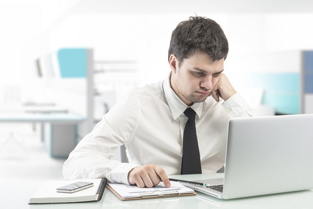 商人与膝上型计算机办公室伏案工作, 思考照片