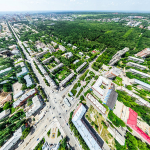 与空中城市景观 十字路口 道路 房屋 建筑物 公园及停车场。阳光灿烂的夏天全景图像