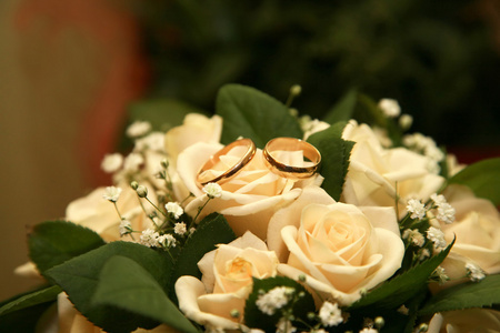 一束玫瑰金结婚戒指躺