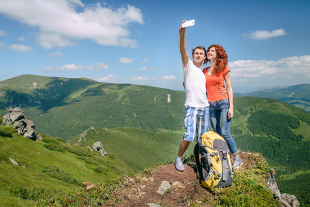 幸福的夫妇在山中使自拍照