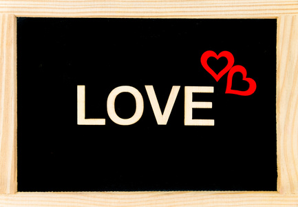 木制相框复古黑板上用爱创造的木材字母词的白色孤立