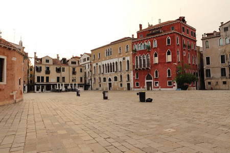 色彩缤纷的房子和街道视图在威尼斯，意大利