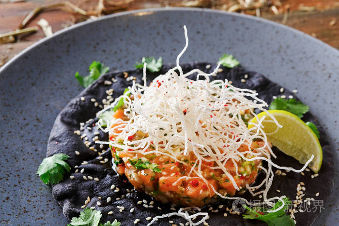 黑芝麻平蛋糕上的夏威夷戳.现代的餐厅,食物背景