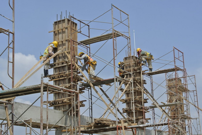 建筑工人制作列模板