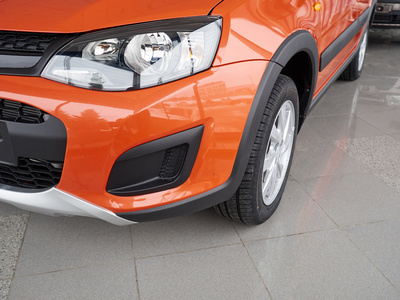 汽车车灯和强大的汽车橙色罩图片