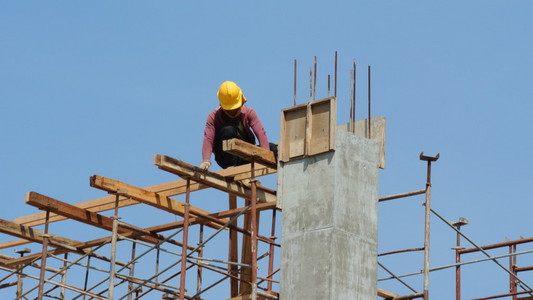 建筑工人安装木材板模