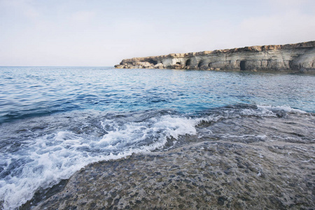 海洞穴的波斯特尔海角。塞浦路斯。地中海