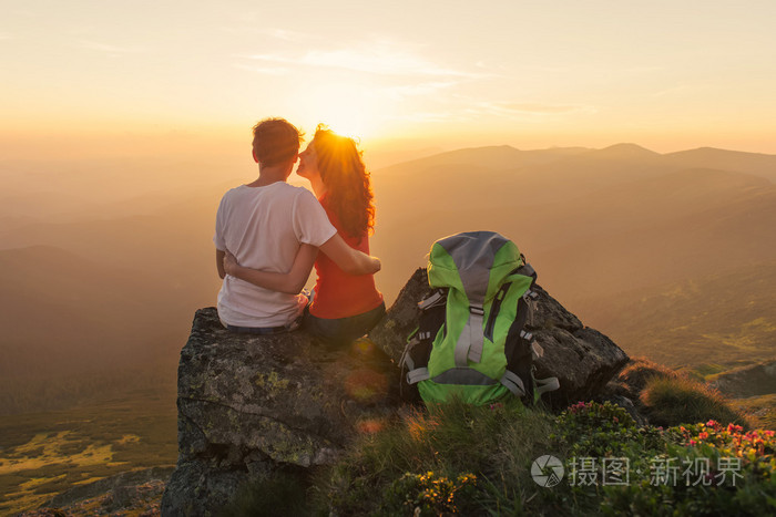 对幸福的夫妇欣赏美丽的景色,在山上