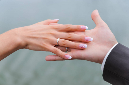 手挽手与结婚戒指照片