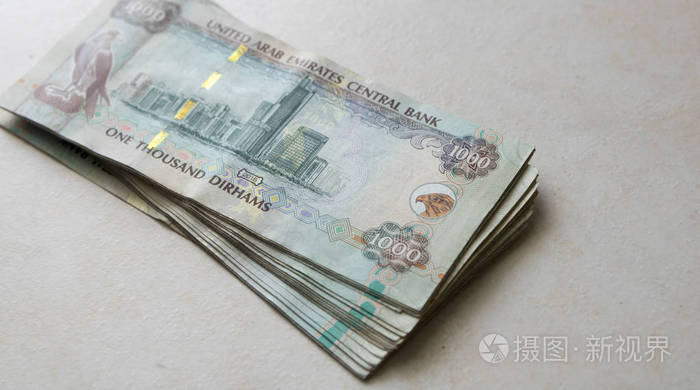 阿拉伯联合酋长国一千迪拉姆纸币上明亮的酒泉孤立