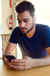 现代年轻人用手机在咖啡馆