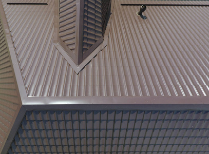 瓦楞板的屋顶.金属型材波纹状屋面照片