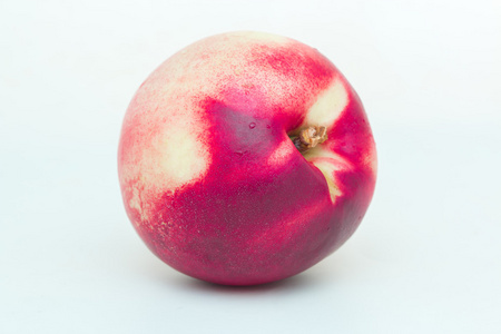 桃子。水果与孤立的白色背景上的切片