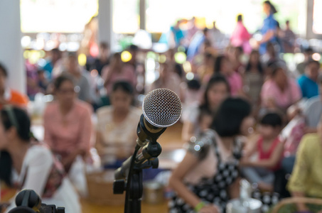 关闭麦克风在佛亭或教会在佛教模糊背景