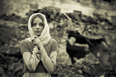 年轻的女孩穿着的可怜的毛衣和围巾照片