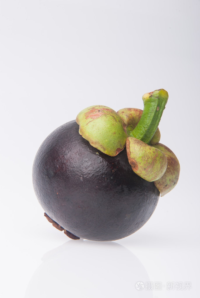 山竹水果和截面显示的厚厚的紫色皮肤