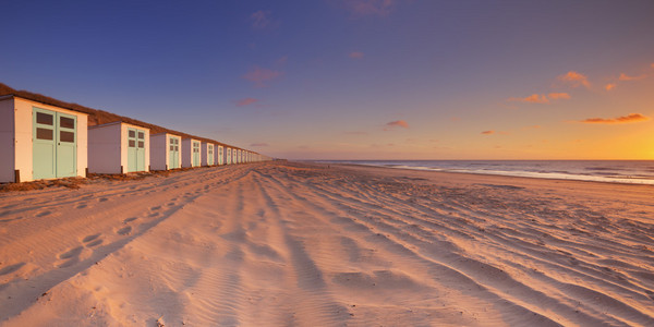 行的日落，特克岛，荷兰的海滩小屋