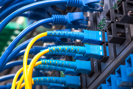 纤维光缆连接到光纤端口和网络电缆