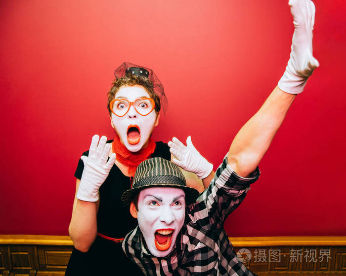 红墙背景构成的两个哑剧