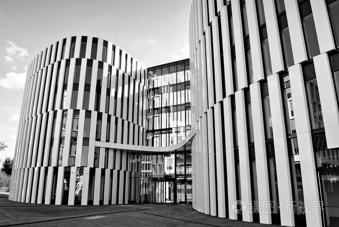 现代的建筑现代化的办公大楼的玻璃幕墙黑色和白色