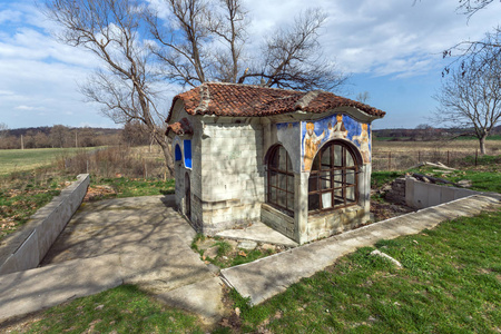 水和小教堂的圣星期副刊，普罗夫迪夫地区的 Arapovo Monastery 里的春天