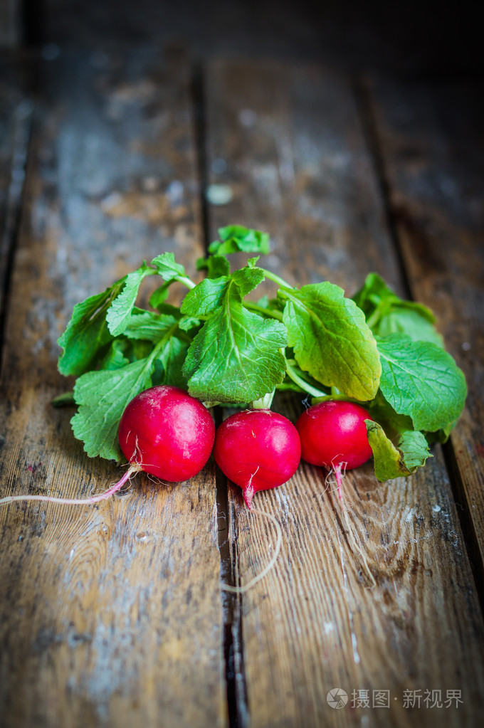 萝卜上仿古木制背景
