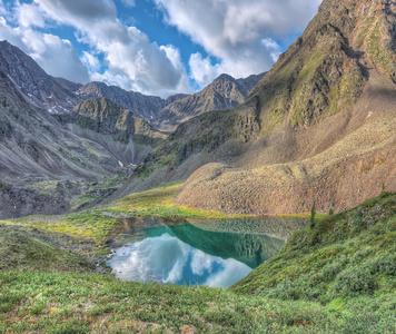 在这座山峰的小山谷风景如画湖图片