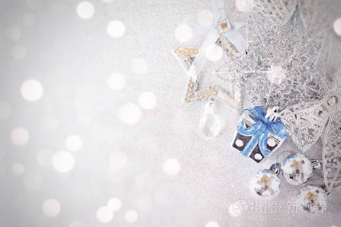 蓝色和闪亮的银饰品在明亮的背景上