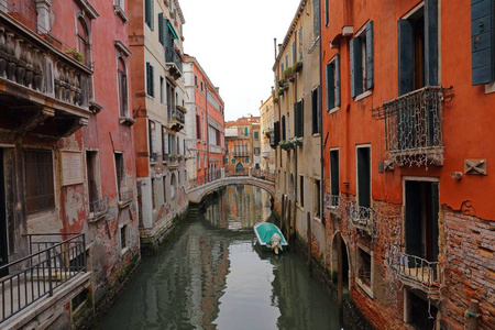 色彩缤纷的房子和意大利威尼斯的运河