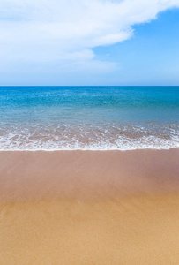 美丽的白色软波空地处热带的海滩和蓝色的大海