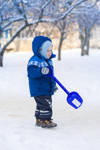 可爱的小宝贝男孩玩雪玩具铲