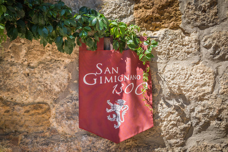 意大利圣吉米尼亚诺墙上挂着的横幅旗帜