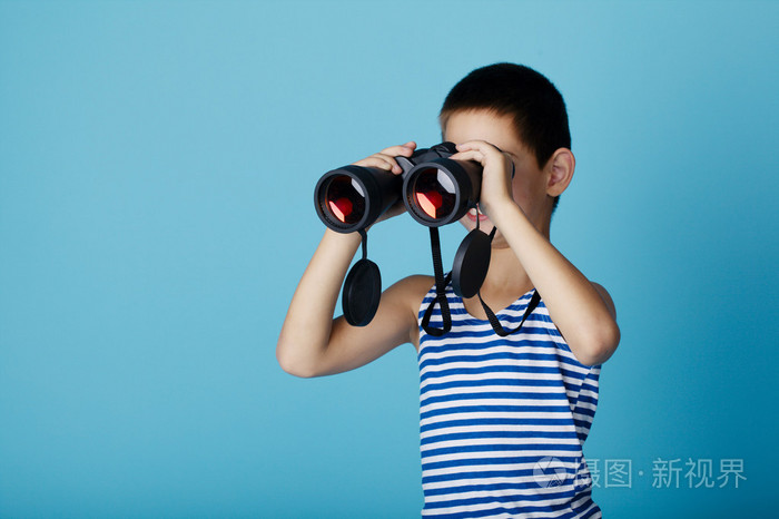 用双筒望远镜在天空蓝色背景上的水手