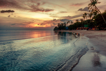 美丽的风景 鲜艳的热带海上日落