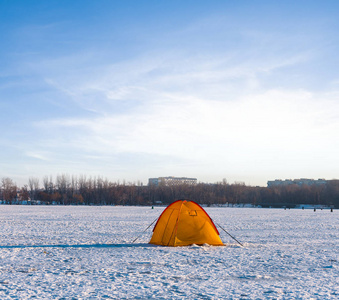 橙色旅游帐篷之间和国米大雪字段