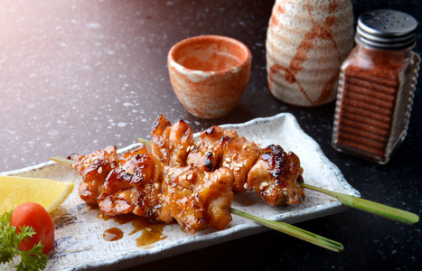 日本鸡肉烧烤或烤鸡肉串